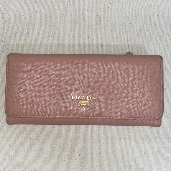 Authentic PRADA Milano pink long wallet saffiano leather with gold details. - Picture 2 of 13